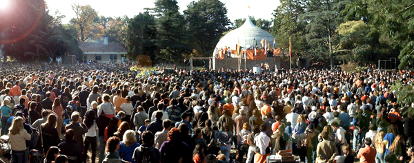 Pessoas do mundo inteiro escutam Silo na inauguração do Parque de Estudos e Reflexão La Reja em Buenos Aires