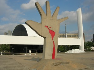 Mão, escultura de Niemeyer no Memorial da América Latina