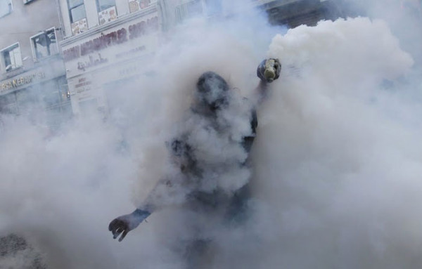 manifestante-turco-gas