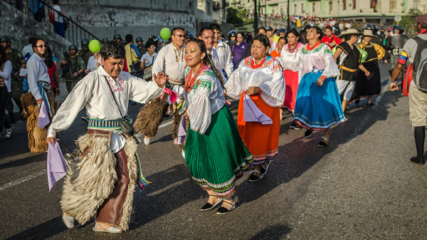 _DSC2354 los bailes típicos encabezan la marcha