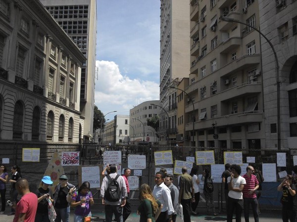 Bloqueio e controle policial em pleno centro do Rio de Janeiro