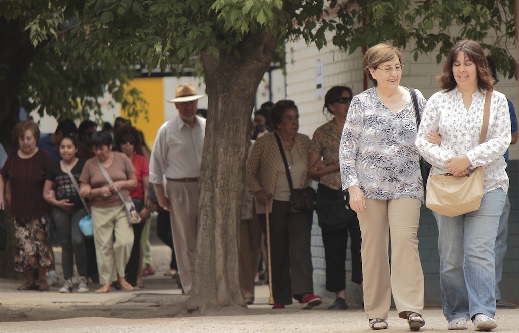 mujeres saliendo votar