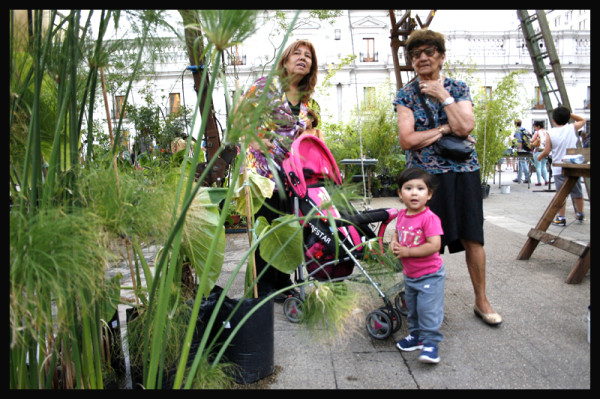 La nave Aeroflorale II instalada en la Plaza de la Constitución.