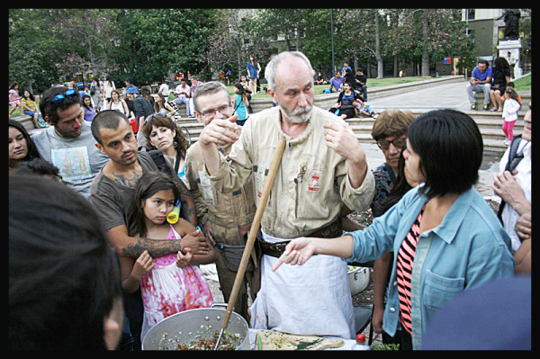 La nave Aeroflorale II instalada en la Plaza de la Constitución.