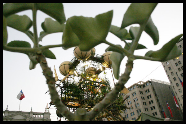 La nave Aeroflorale II instalada en la Plaza de la Constitución.