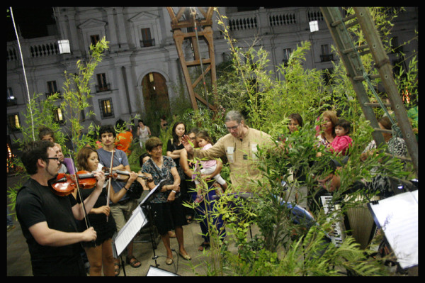 La nave Aeroflorale II instalada en la Plaza de la Constitución.