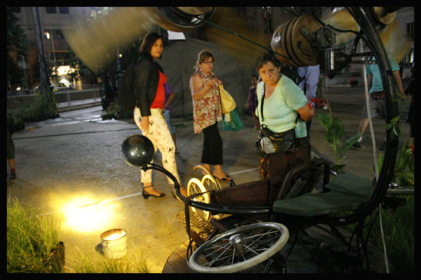 La nave Aeroflorale II instalada en la Plaza de la Constitución.