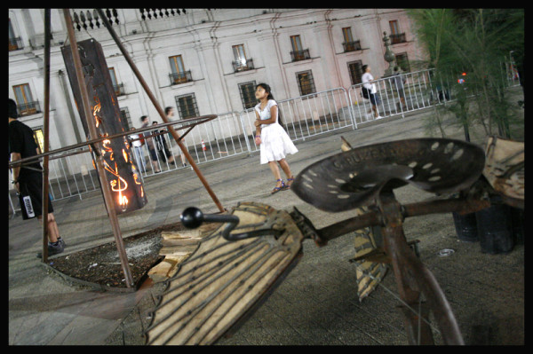 La nave Aeroflorale II instalada en la Plaza de la Constitución.