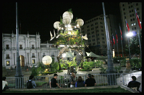 La nave Aeroflorale II instalada en la Plaza de la Constitución.