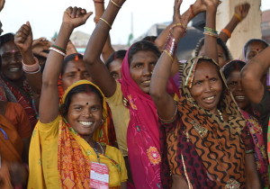 Femmes_adivasies,_Gwalior,_India  En Inde, l’expérience revitalise les villages