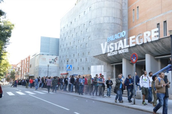 Colas de miles de personas para entrar