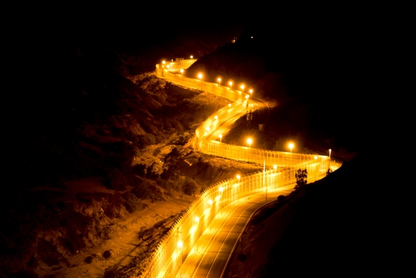 La barriera di Ceuta illuminata di notte