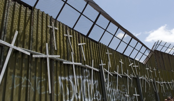 Croci appese sul lato messicano del muro di confine a Nogales, in Messico, per commemorare le 4.000 persone che hanno perso la vita nel tentativo di attraversare il deserto in cerca di una vita migliore negli Stati Uniti