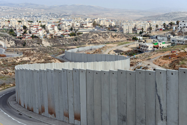 Un tratto della barriera di separazione israeliana tra l'insediamento illegale di Pisgat Zeev, a sinistra e il campo profughi di Shuafat a destra, nei pressi di Gerusalemme.