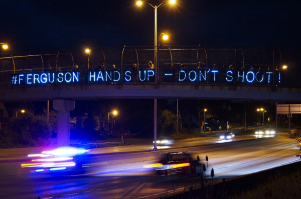 “Messaggio riflesso sul traffico” a Ferguson, Missouri. Foto di Light Brigading su Flickr.