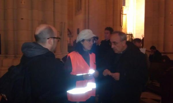 Tratando de negociar con uno de los sacerdotes de la Almudena