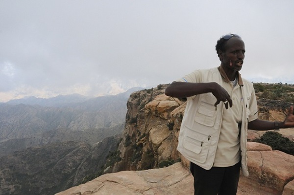 Presso il confine con l’Etiopia; spettacolare paesaggio dove si nascondevano la popolazione e i combattenti (foto di Andre Vltchek)
