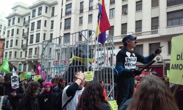 amordazados leon en jaula