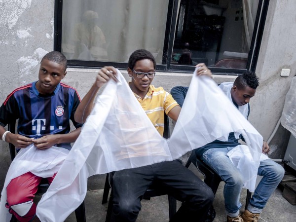 Jóvenes en preparativos para el Carnaval