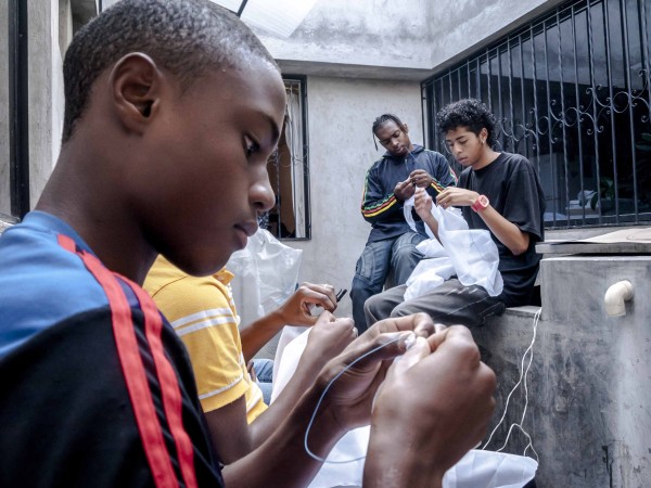 Jóvenes alistando los trajes para el carnaval