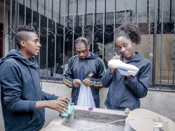 Pintando los zapatos que se usarán en la presentación del grupo de baile