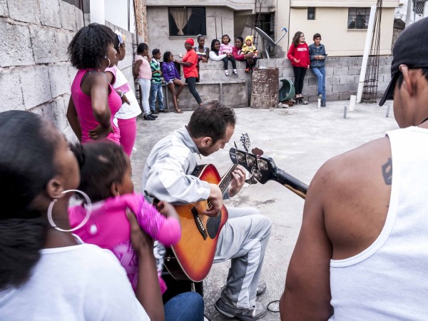 Jóvenes durante una práctica de baile
