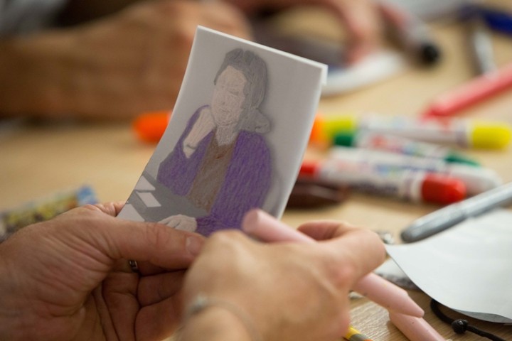 Intervenir las fotografías, ahondar en el recuerdo, dar vida a los seres queridos, a los momentos allí vividos, a los lugares habitados. Fotografía Andrés Ángel