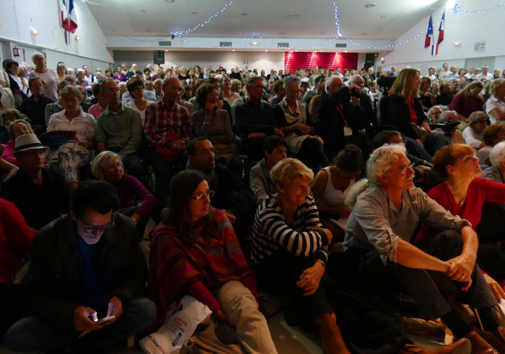 ·Sala abarrotada por el debate en torno a " El papel del ciudadano en democracia"