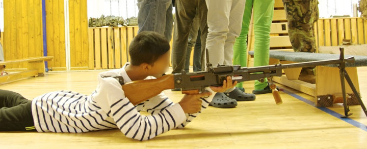 armi-a-scuola-faccia-oscurata-2-720x294