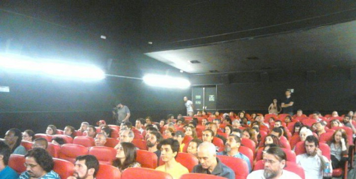 Platéia composta por siloístas, humanistas e curiosos momentos antes do filme sobre uma Mestre pouco conhecido no Brasil