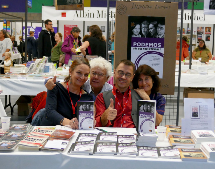 ·JC. Monedero rodeado de Martine Sicard , traductora, JP. Barou y Sylvie Crossman los editores de Podemos en Francia.