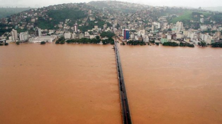 Inundação causada pelo transbordamento do Rio Doce, em Vitória (ES). (AFP)