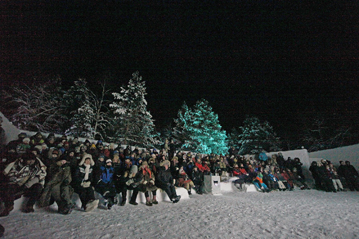 Así es un festival al aire libre, a 30 grados bajo cero. Cinéfilos de verdad. Foto Prensa Skábmagovat.
