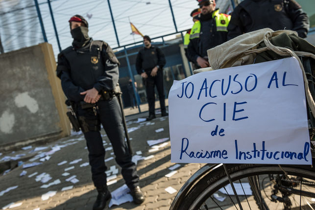 Los asistentes han escrito sus acusaciones contra el CIE. Foto Sandra Lázaro