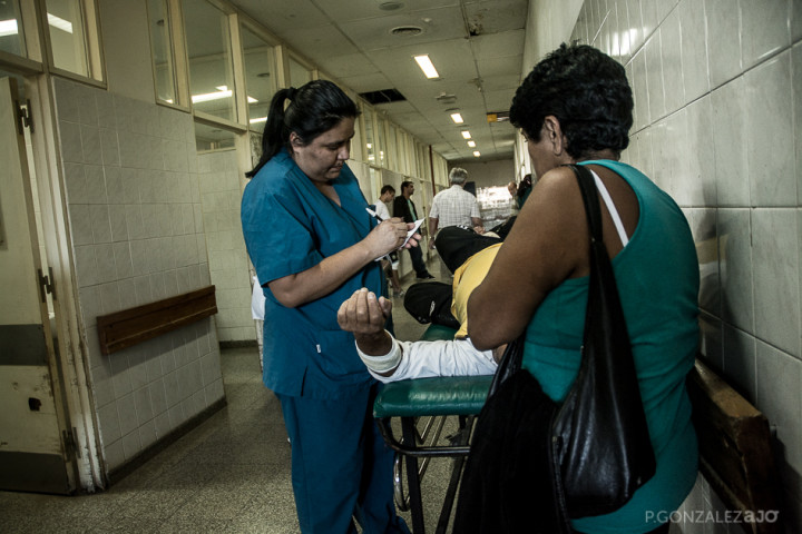 Por falta de personal y espacio, muchas veces los pasillos se convierten en “consultorios”: en medio del tránsito, los médicos atienden a los pacientes.
