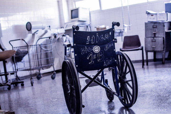 Una de las pocas sillas de ruedas que hay en la guardia del hospital.
