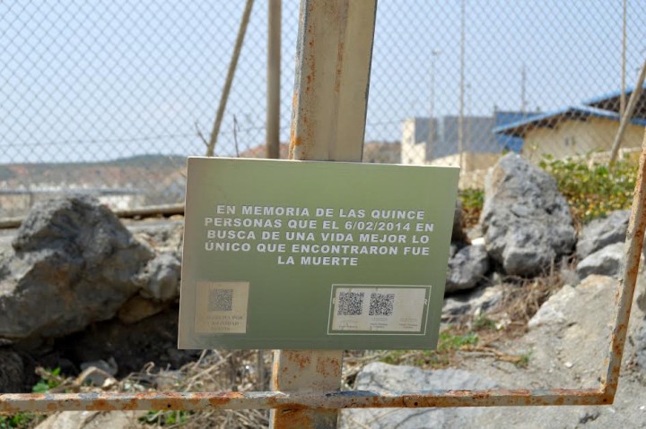 Placa en memoria de los inmigrantes fallecidos 6 de febrero de 2014