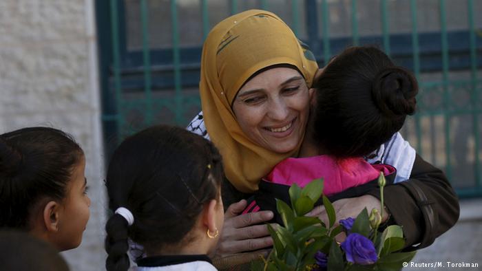 Hanan al-Hroub dá aulas a crianças refugiadas