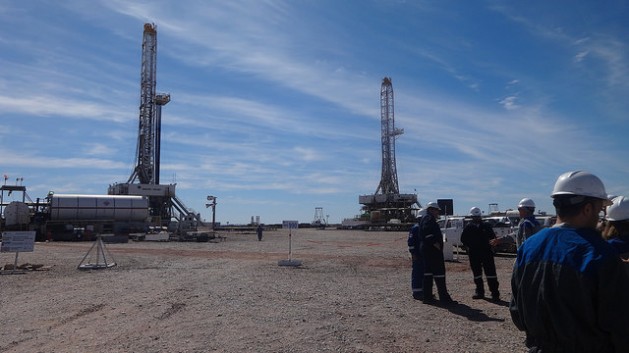 Trabajadores de Loma Campana, un campo con 300 pozos abiertos de petróleo de esquisto, dentro de Vaca Muerta. La decisión de enlentecer el desarrollo de los hidrocarburos no convencionales en Argentina ha comenzado a traer despidos en la zona. Crédito: Fabiana Frayssinet/IPS
