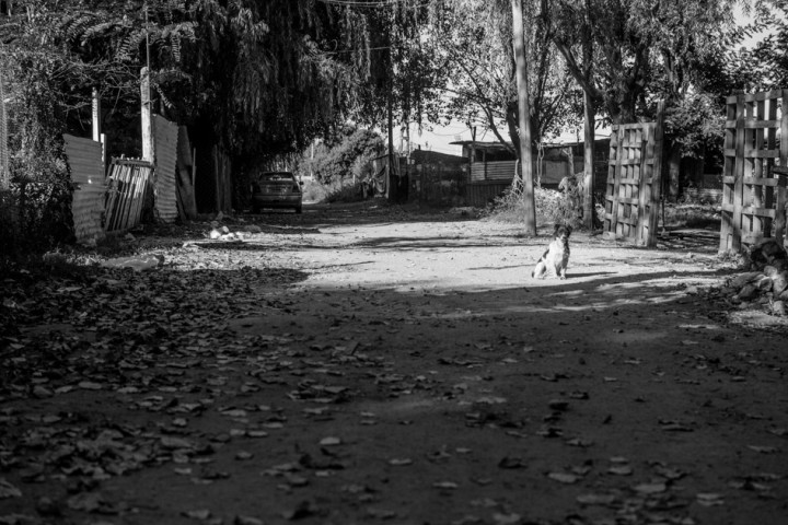 Luego de muchas gestiones, se logró que el Municipio haga el engranzado de una de las calles de la villa, donde era imposible el tránsito de los vecinos. Ese fue el lugar en donde empezó el programa de radio “El pueblo se hace escuchar”. Foto Revista Ajo.