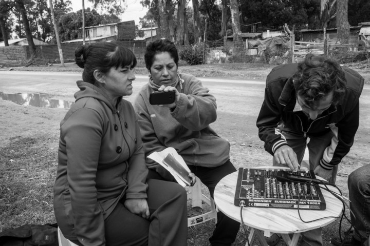 Programa sobre el Día de la Mujer. Vecinas cuentan sus problemáticas en el barrio. Foto Revista Ajo.
