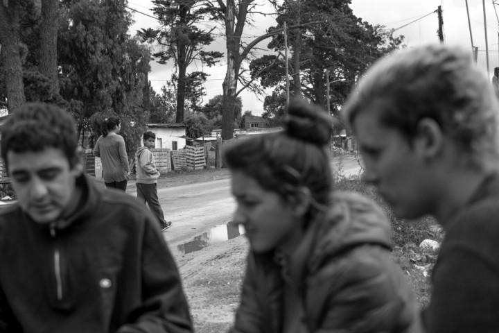 La realización del programa en el mismo barrio genera la atención de los vecinos que pasan por la calle y algunas veces, deciden participar. Foto Revista Ajo.