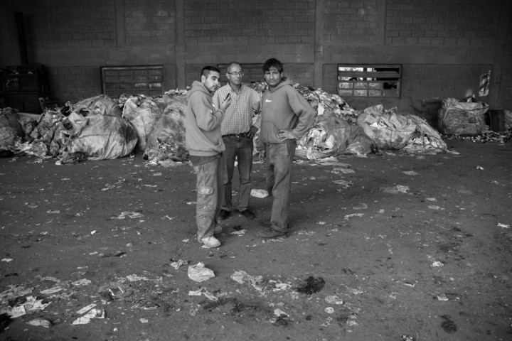Javier y Juan entrevistan al Presidente de la Cooperativa CURA. Realizan en vivo un recorrido por la planta contando las etapas del proceso de reciclado. Foto Revista Ajo.