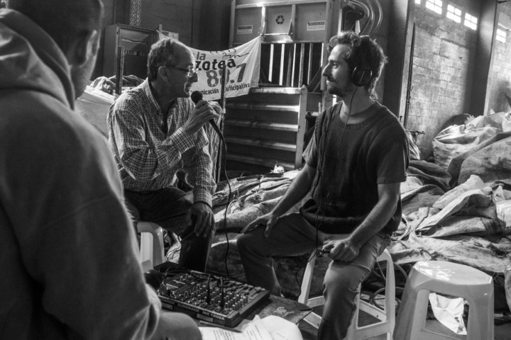 Juan y Pablo comenzando el programa desde la planta de reciclado CURA. Foto Revista Ajo.
