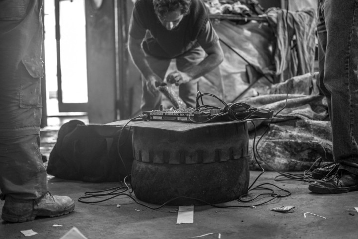 Pablo se encarga de guardar la consola de sonido una vez terminado el programa. Foto Revista Ajo.