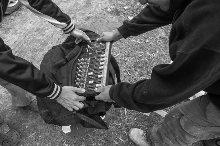Un teléfono y una consola de sonido son los elementos técnicos necesarios para poder salir al aire desde Villa Evita. Foto Revista Ajo