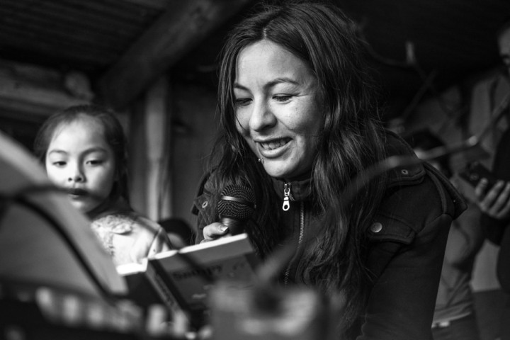 Lectura del editorial que da comienzo al programa de radio cada sábado al mediodía. Foto Revista Ajo.