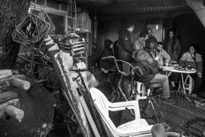 Cuando llueve, el programa se hace desde la vivienda de algún vecino que presta el techo para cubrirse. Foto Revista Ajo.