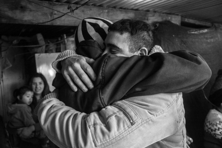 Gonzalo y Javier se estrechan en un abrazo luego de la finalización del último programa de 2015. Foto Revista Ajo.