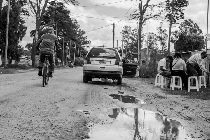 Preparativos de la primera emisión del 2016 en Parque Palermo. Durante este año el programa tendrá un formato nómade: llevarán los equipos y la bandera a los distintos barrios marplatenses. Foto Revista Ajo.